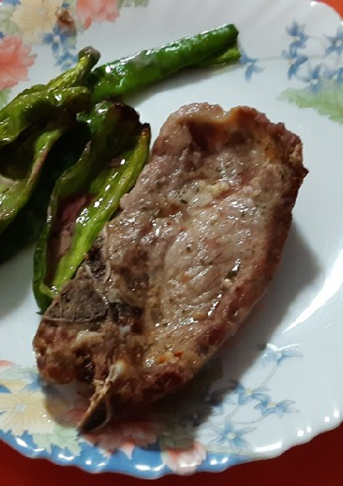 Una foto de Chuletas de cerdo con pimientos en freidora de aire