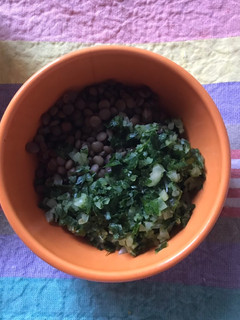 Una foto de Ensalada de LENTEJAS y PEREJIL 🌿