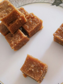 मावा बर्फी (Mawa burfi recipe in Hindi) रेसिपी मुख्य फोटो