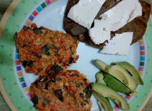 Una foto de Tortitas de pechuga de pollo con zanahoria y espinacas