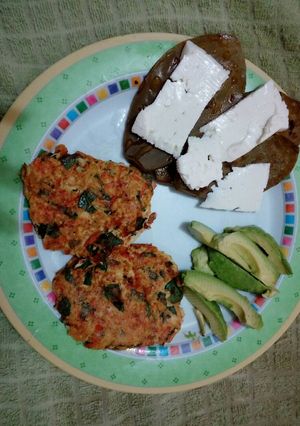 Una foto de Tortitas de pechuga de pollo con zanahoria y espinacas