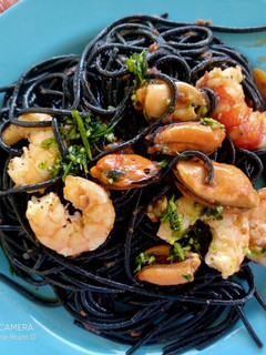 Una foto de Spaghetti negro, con frutos de mar