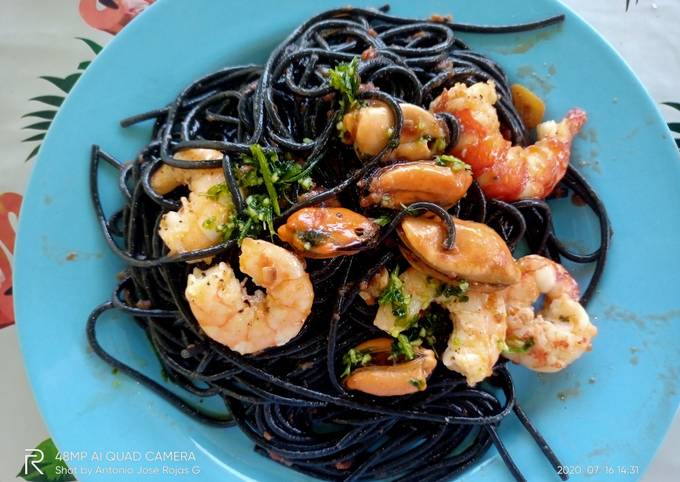 Spaghetti negro, con frutos de mar Receta de Antonio-José- Cookpad