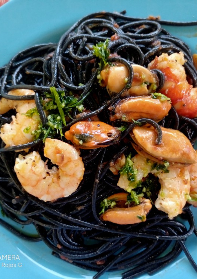 Una foto de Spaghetti negro, con frutos de mar