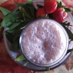 A picture of Fresh strawberries milkshake!.