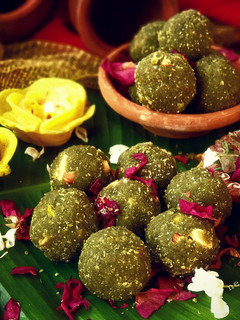 मलीदा लड्डू (Malida laddu recipe in Hindi) रेसिपी मुख्य फोटो