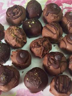 Una foto de Bombones de chocolate y galletas caseros🍫🍪