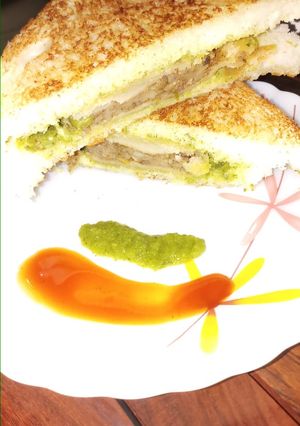 સમોસા સેન્ડવિચ(Samosa Sandwich Recipe in Gujarati) રેસીપી મુખ્ય ફોટો