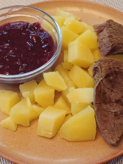 Főtt marhahús meggymártással és főtt burgonyával #gluténmentes#tejmentes recept fotója