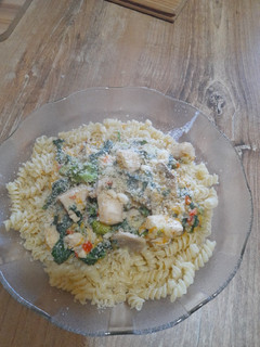 Una foto de Pollo a la crema con verduras 😋