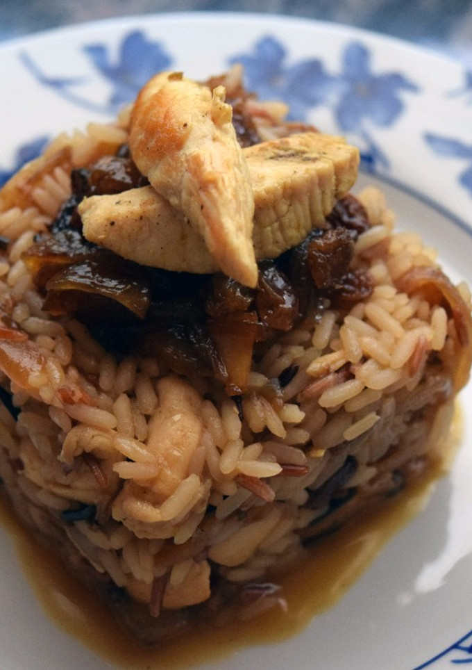 Una foto de Arroz con Pollo, Pasas y Cebolla, Arroz exótico