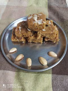 बेसन बर्फी (besan barfi recipe in marathi) रेसिपी चे मुख्य फोटो