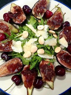 Una foto de Brevas con jamón ibérico crujiente y otras cosas