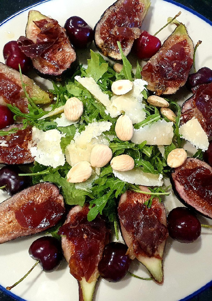 Una foto de Brevas con jamón ibérico crujiente y otras cosas