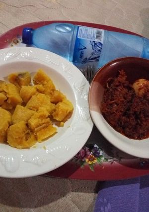 A picture of Boiled Ripe Plantain with Egg and Cow Skin (Kpomo) Sauce.