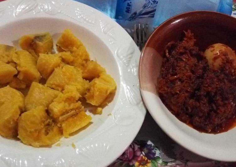 Steps to Make Favorite Boiled Ripe Plantain with Egg and Cow Skin (Kpomo) Sauce