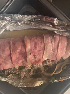 Una foto de Rollo de carnes, queso y espinaca