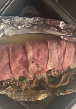 Una foto de Rollo de carnes, queso y espinaca