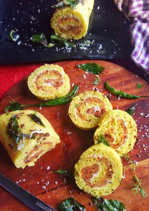 A picture of Shezwan Stuffed Dhokla Roll with garlic mayo.