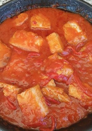 Una foto de Bonito con tomate y pimientos