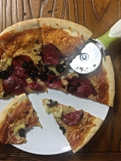 Una foto de Pizza de salami, tomates secos y alcachofa