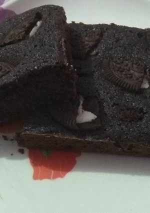 A picture of Oreo brownie cake.