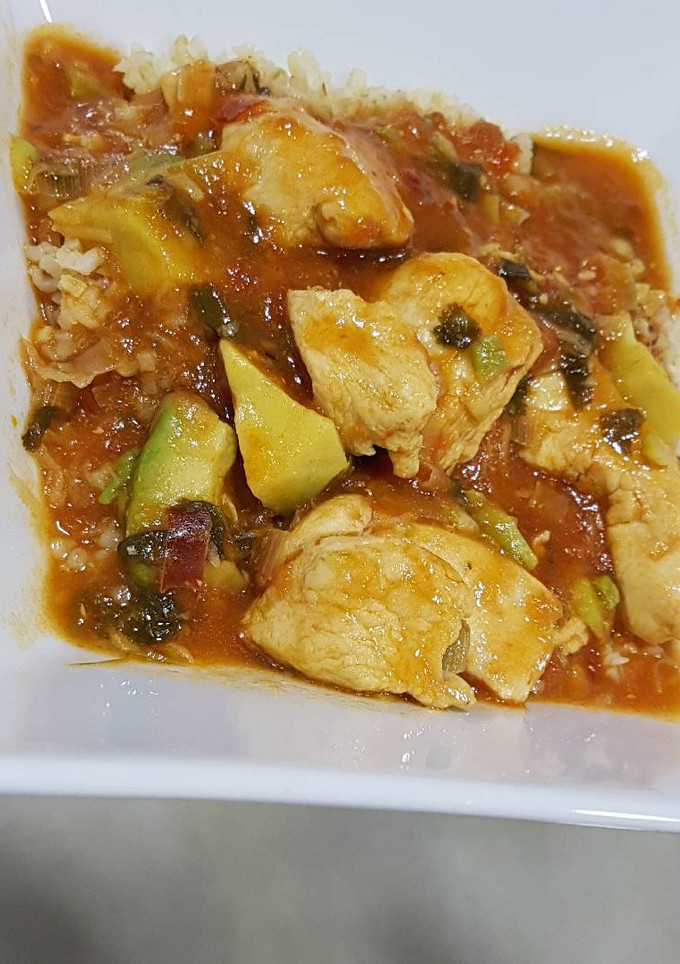 Una foto de Pollo en salsa sabrosa con arroz integral