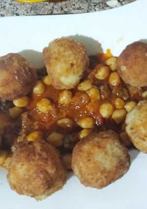 Une photo de Boules de riz au fromage à la sauce rouge