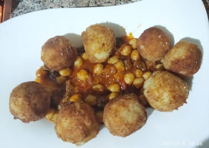 Boules de riz au fromage à la sauce rouge