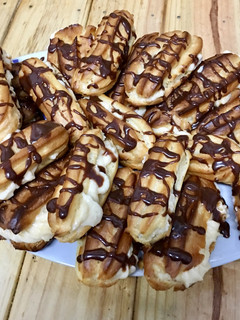 Una foto de Eclairs con crema pastelera y chocolate