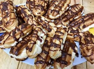 Foto principal de Eclairs con crema pastelera y chocolate