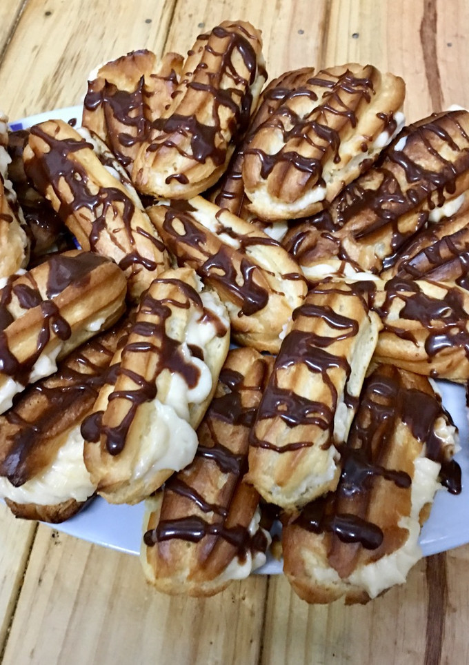 Una foto de Eclairs con crema pastelera y chocolate