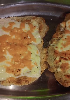 Una foto de 🧀Milanesa de pollo🍗 al horno con Queso Cremoso y Queso Cheddar!!