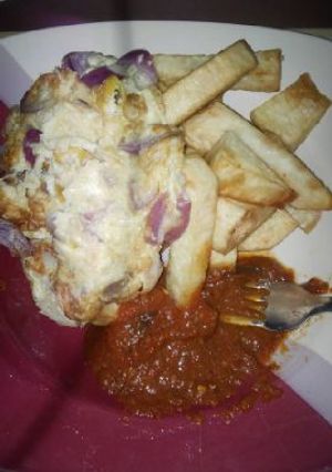 A picture of Fried yam with fried yam and sauce.