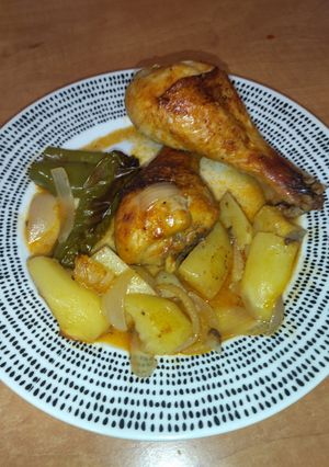 Una foto de Jamoncitos de pollo al horno con patatas y verduras