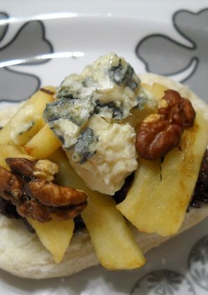 Una foto de Sandwichitos (mini figasitas) de morcilla y manzana