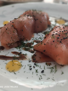 Una foto de Canelón de salmón con duxelles grasa de portobellos