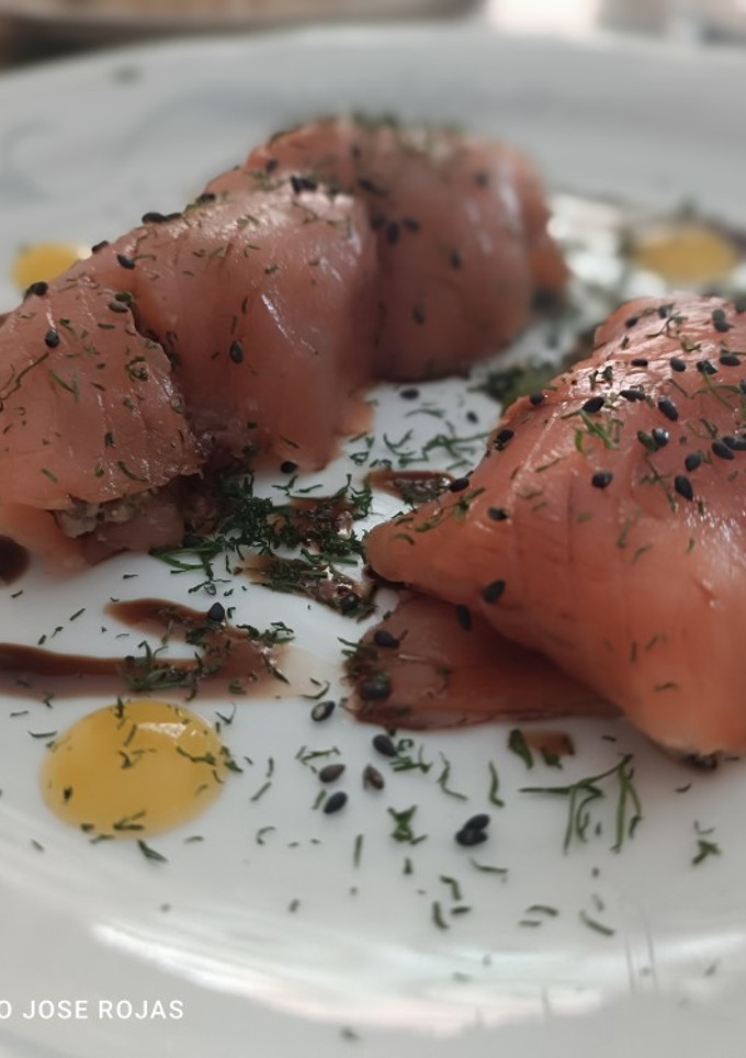 Una foto de Canelón de salmón con duxelles grasa de portobellos