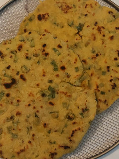 A picture of Makai Spring onions Roti.