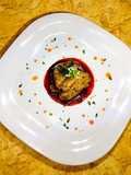 Pollo a las finas hierbas con una salsa de chile Chilhuacle