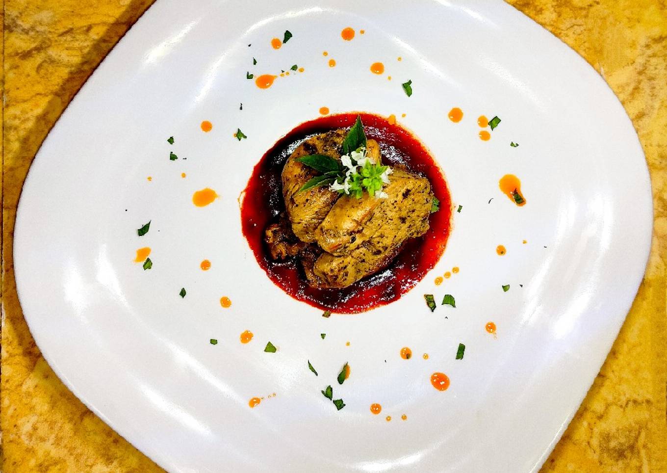 Pollo a las finas hierbas con una salsa de chile Chilhuacle