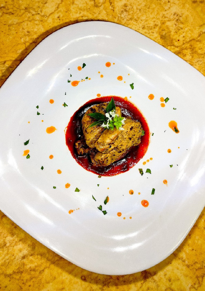 Una foto de Pollo a las finas hierbas con una salsa de chile Chilhuacle
