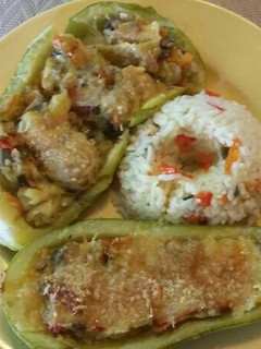Una foto de Zucchinis rellenos vegetarianos