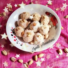 A picture of Rava Ladoo/sooji ladoo.
