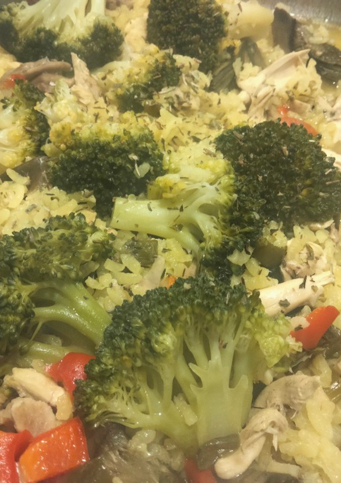 Una foto de Arroz caldoso de pollo y brócoli
