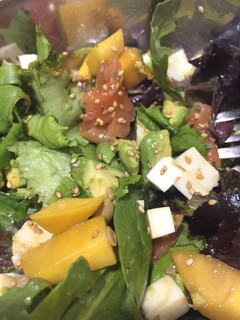 Una foto de Ensalada saludable🥗 con mis ingredientes favoritos