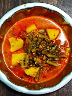 गवार रस्सा बटाटा भाजी (gavar rassa batata bhaji recipe in marathi) रेसिपी चे मुख्य फोटो 