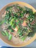 Ramen de tofu com espinafres