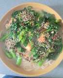 Ramen de tofu com espinafres