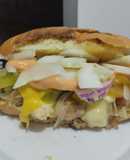 Sándwich🥐de pollo🥪, queso🧀y vegetales🥙🌯🍗